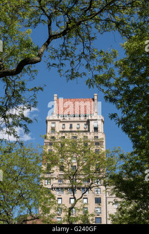 Le bâtiment Co-op Apartment situé au 825 Fifth Avenue a un toit en tuiles rouges, Lenox Hill, NYC., États-Unis Banque D'Images