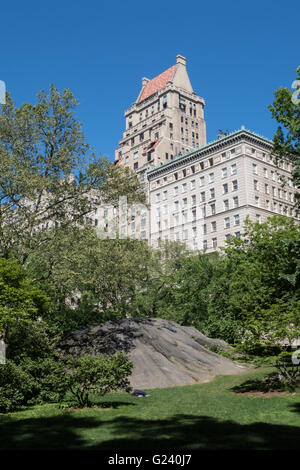 Le bâtiment Co-op Apartment situé au 825 Fifth Avenue a un toit en tuiles rouges, Lenox Hill, NYC., États-Unis Banque D'Images