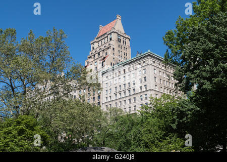 Le bâtiment Co-op Apartment situé au 825 Fifth Avenue a un toit en tuiles rouges, Lenox Hill, NYC., États-Unis Banque D'Images