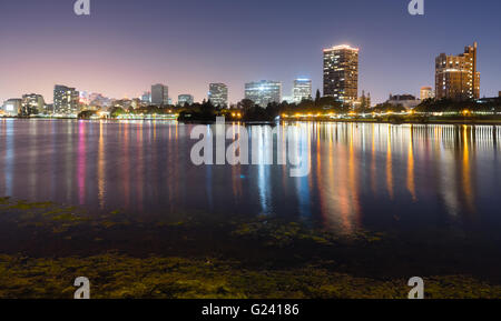 Oakland California bâtiments reflètent dans Lake Merritt Banque D'Images