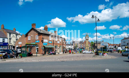 Thirsk Market Place au centre ville, sur une journée de printemps chaud Banque D'Images