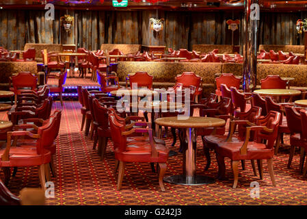 Restaurant avec des tables en pierre et des chaises en cuir rouge Banque D'Images