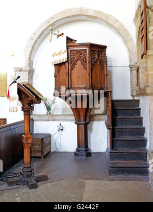 Une vue de la chaire dans l'église paroissiale de St Laurent à Château en hausse, Norfolk, Angleterre, Royaume-Uni. Banque D'Images