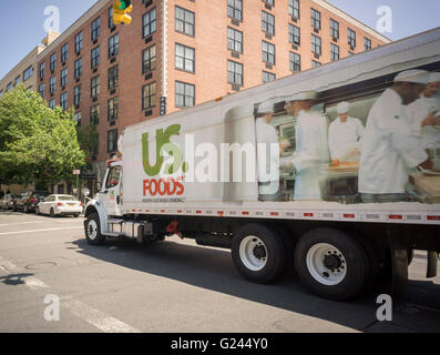 Un camion de livraison d'aliments dans le quartier de Nolita de New York vendredi, 20 mai 2016. US Foods Holding Corp. a annoncé qu'elle s'attend à lever près de 1 milliards de dollars dans leur premier appel public à l'épargne qui est prévu la semaine prochaine. (© Richard B. Levine) Banque D'Images