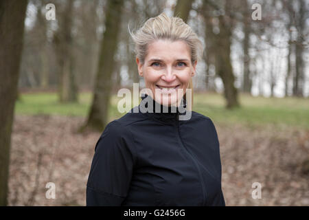 Middle aged female runner sourit pour la photo. close up. Banque D'Images