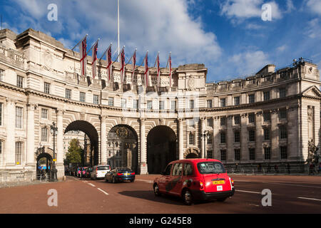 L'Admiralty Arch conçue par Sir Aston Webb, le mall, Londres, Angleterre. Banque D'Images