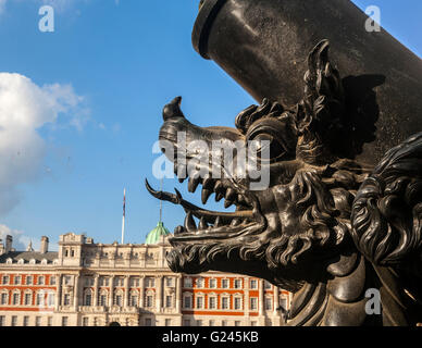 Détail de l'Cadix Memorial et l'ancien bâtiment de l'Amirauté à l'arrière-plan, Horseguards Parade, Londres, Angleterre. Banque D'Images