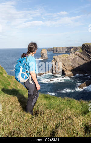 Female hiker sur la section de la côte de Loop Head, Comté de Clare, Irlande Banque D'Images