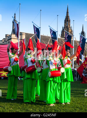 Troupe de danse chinoise d'effectuer à la place du Parlement, Westminster, Londres, Angleterre. Banque D'Images