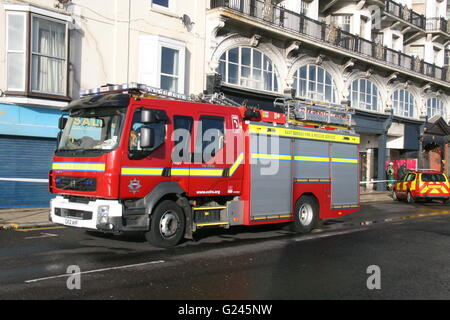 Une Volvo rouge camion à incendie de l'EAST SUSSEX FIRE & RESCUE ASSISTER À UNE SITUATION D'URGENCE DANS LA RÉGION DE HASTINGS Banque D'Images