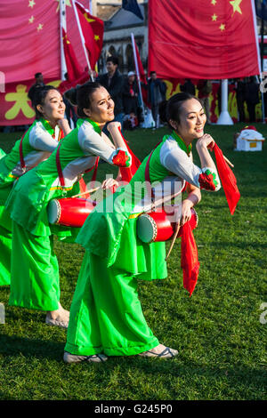 Troupe de danse chinoise d'effectuer à la place du Parlement, Westminster, Londres, Angleterre. Banque D'Images