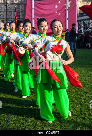 Troupe de danse chinoise d'effectuer à la place du Parlement, Westminster, Londres, Angleterre. Banque D'Images