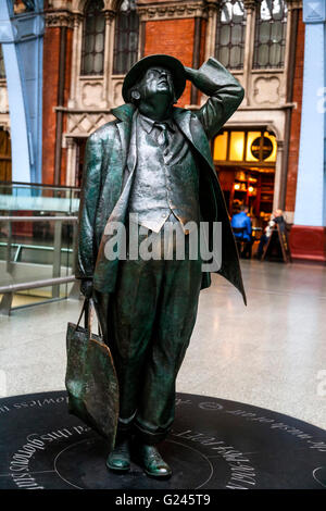 La statue de John Betjeman par Martin Jennings, la gare de St Pancras, Londres, Angleterre. Banque D'Images