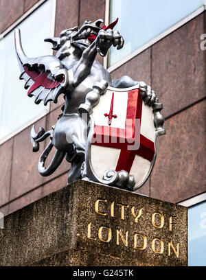 Statue de Griffin à la City de Londres, London Bridge, Angleterre. Banque D'Images