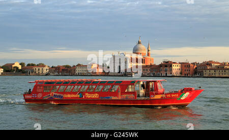 Hop-On Hop Off sightseeing boat, Venise, en face de l'église Redentore, île de Giudecca. Banque D'Images