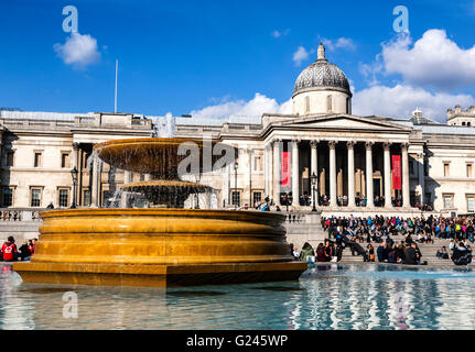 La National Gallery et Fontaine, Trafalgar Square, Londres, Angleterre Banque D'Images
