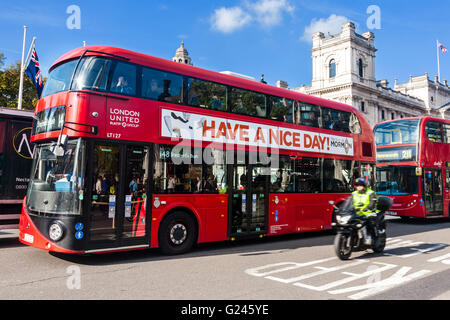 Bus Routemaster rouge sur une rue de Londres, Londres, Angleterre. Banque D'Images