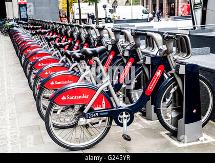 Location de vélos Boris dans une station d'accueil, Londres, Angleterre. Banque D'Images