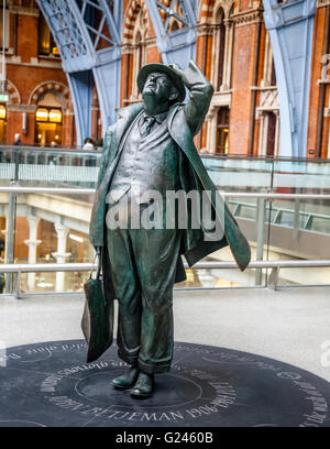 La statue de John Betjeman par Martin Jennings, la gare de St Pancras, Londres, Angleterre. Banque D'Images