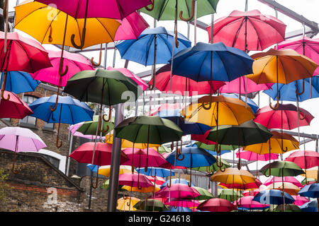 Des parasols multicolores suspendu d'un toit en verre, Londres, Angleterre. Banque D'Images