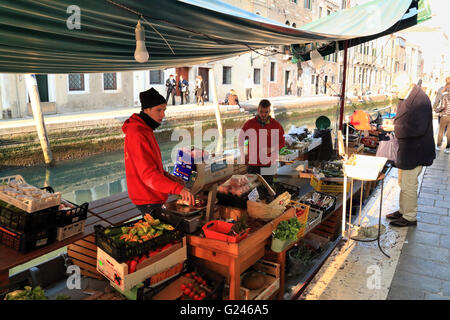 La Barca - Fruit et légumes canal boat shop à Venise Banque D'Images