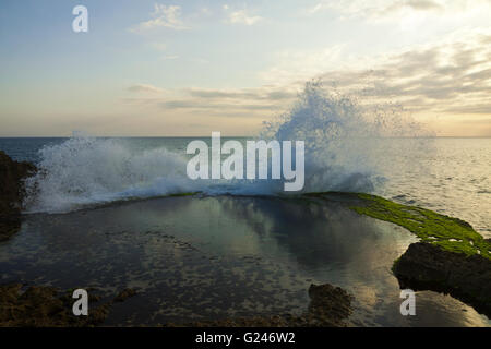 De grandes vagues à Devil's larme sur Nusa Lembongan Coucher du Soleil Banque D'Images