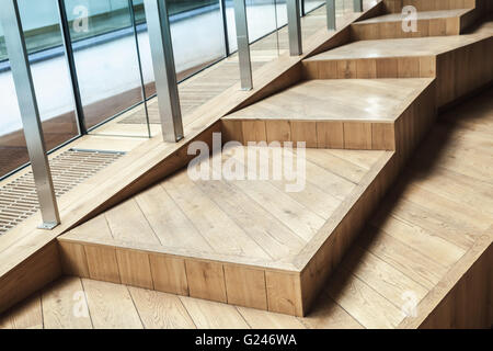 Fragment intérieur vide abstrait, des escaliers en bois et des murs en verre et acier. Photo avec selective focus Banque D'Images