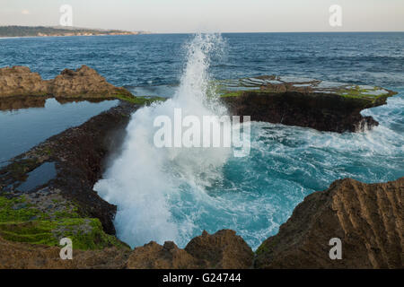 De grandes vagues à Devil's larme sur Nusa Lembongan Coucher du Soleil Banque D'Images