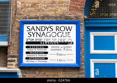 Angleterre London Jewish est entrée à Sandys Row Synagogue schul signer sur mur de brique et une partie plus de services portes fois Banque D'Images