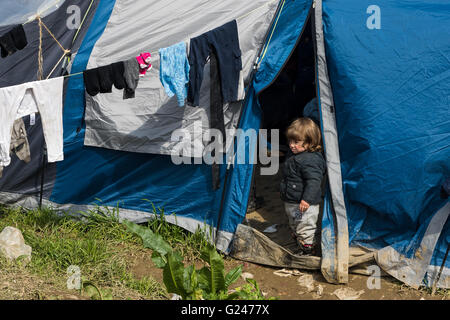 Une petite fille se par sa tente le 17 mars 2015 dans le camp de réfugiés de Idomeni, Grèce. Banque D'Images