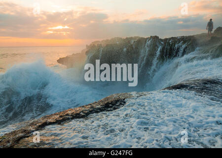 De grandes vagues à Devil's larme sur Nusa Lembongan Coucher du Soleil Banque D'Images