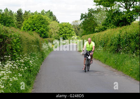 Cycliste masculin sur location vélo en pays lane england uk Banque D'Images