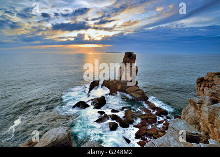 Portugal, Centre : magnifique coucher du soleil avec rock formation 'Nau dos Corvos' au Cap Carvoeiro Banque D'Images