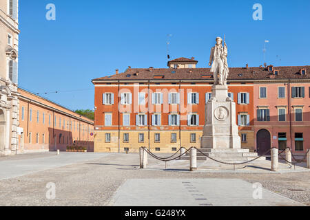 Piazza Roma avec monument de Vincenzo Borelli, Modène, Émilie-Romagne, Italie Banque D'Images