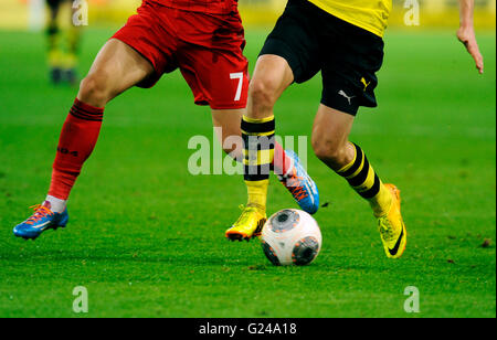 Les jambes des joueurs, Bayer Leverkusen - Borussia Dortmund Banque D'Images