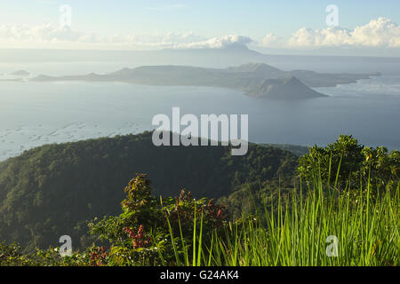 Le lac Taal et le volcan Taal de Tagaytay, Luzon, Philippines Banque D'Images