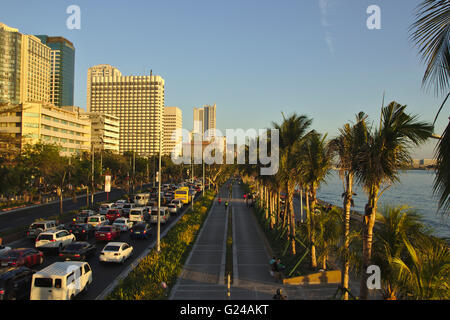 Manille, Roxas Blvd sur la baie de Manille aux Philippines durant le coucher du soleil, Banque D'Images