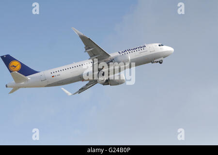 Bucarest, Roumanie - 18 mai 2016 : compagnie aérienne allemande Lufthansa, Airbus A320-200, qui décolle de l'Aéroport International Henri Coanda o Banque D'Images