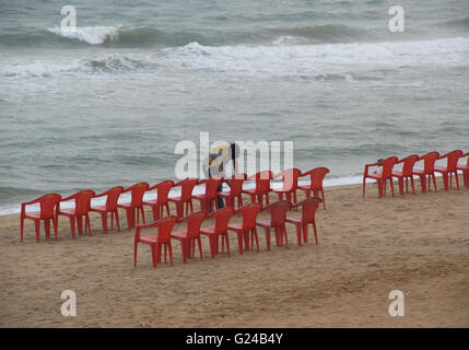 Puri mer plage avec les vendeurs prêt pour les touristes de profiter de la mer, Puri, Orissa Banque D'Images