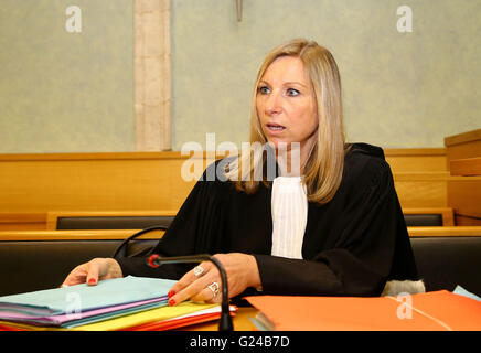 Avocat Maryse Pechevis poursuites arrive en cour dans le cours d'Assises de l'Aveyron à Rodez, France, au début de l'essai de Jean-Louis Cayrou qui a été accusé du meurtre d'assurance britannique Patricia Wilson. Banque D'Images