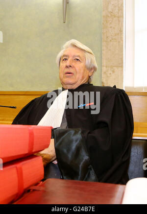 L'avocat de la défense Jacques Levy arrive en cour dans le cours d'Assises de l'Aveyron à Rodez, France, au début de l'essai de Jean-Louis Cayrou qui a été accusé du meurtre d'assurance britannique Patricia Wilson. Banque D'Images