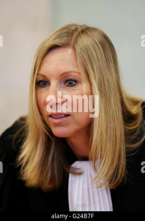 Avocat Maryse Pechevis poursuites arrive en cour dans le cours d'Assises de l'Aveyron à Rodez, France, au début de l'essai de Jean-Louis Cayrou qui a été accusé du meurtre d'assurance britannique Patricia Wilson. Banque D'Images