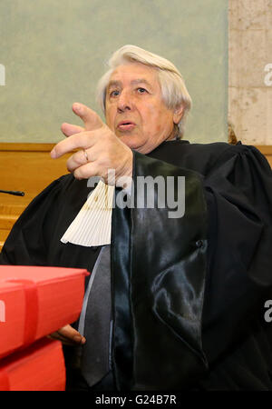 L'avocat de la défense Jacques Levy arrive en cour dans le cours d'Assises de l'Aveyron à Rodez, France, au début de l'essai de Jean-Louis Cayrou qui a été accusé du meurtre d'assurance britannique Patricia Wilson. Banque D'Images