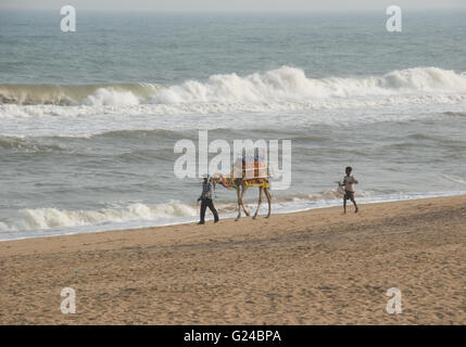 Puri mer plage avec les vendeurs prêt pour les touristes de profiter de la mer, Puri, Orissa Banque D'Images