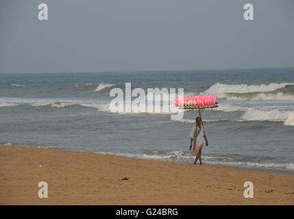 Puri mer plage avec les vendeurs prêt pour les touristes de profiter de la mer, Puri, Orissa Banque D'Images