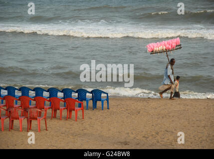 Puri mer plage avec les vendeurs prêt pour les touristes de profiter de la mer, Puri, Orissa Banque D'Images