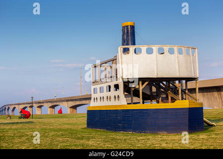 Aire de jeux avec des toboggans en forme de ferry à la base du pont de la Confédération sur l'Île du Prince Édouard. Banque D'Images