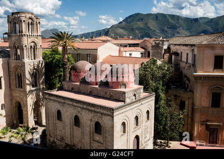 La vue sur San Cataldo et La Martorana chapelles avec des montagnes et des nuages en arrière-plan, Palermo, Sicily, Italy, Europe Banque D'Images