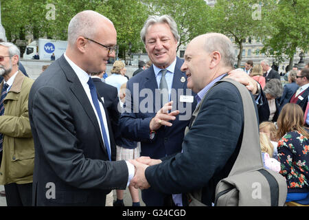 Nicholas Jellicoe (centre) introduit Reinhard Scheer-Hennings (à gauche), arrière-petit-fils de l'Allemand Admiral Scheer aux autres membres de la famille qu'ils assistent à une cérémonie de dépôt de gerbes en souvenir de la bataille du Jutland à Trafalgar Square, Londres. Banque D'Images