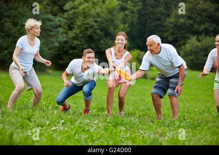 Homme heureux frisbee capture tout en jouant dans le parc Banque D'Images